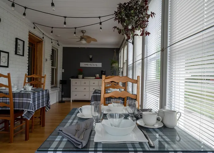 Au Coq Du Bonheur Bed & Breakfast Magog